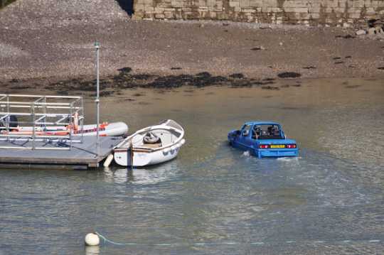 02 April 2021 - 14-06-49
Shallower and shallower.
----------------
Dutton Surf 4WD amphibious car in the river Dart
